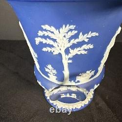 Vase antique Wedgwood bleu et blanc en jaspe sur un piédestal urne