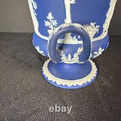 Vase antique Wedgwood bleu et blanc en jaspe sur un piédestal urne