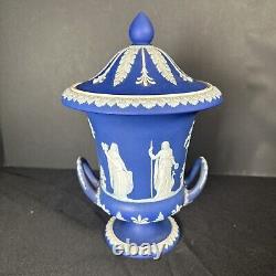 Vase antique Wedgwood bleu et blanc en jaspe sur un piédestal urne