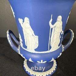 Vase antique Wedgwood bleu et blanc en jaspe sur un piédestal urne