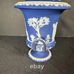 Vase antique Wedgwood bleu et blanc en jaspe sur un piédestal urne