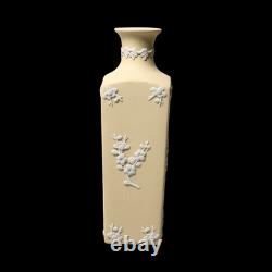 Vase artisanal Wedgwood Jasperware en jaune primevère avec prunus blanc
