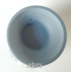 Vase bleu en jaspe Wedgwood avec acanthe et quenouille