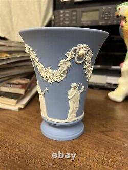 Vase bleu en jaspe Wedgwood de 6 pouces de hauteur avec têtes de lions et muses grecques