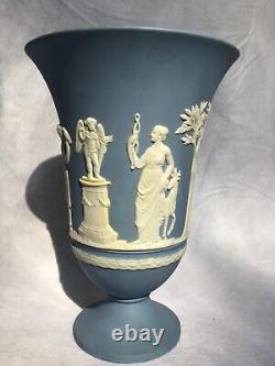 Vase bleu en jaspe de Wedgwood avec des figures classiques blanches de 7,5 pouces de hauteur