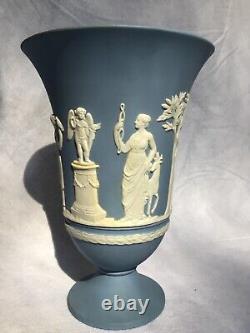 Vase bleu en jaspe de Wedgwood avec des figures classiques blanches de 7,5 pouces de hauteur
