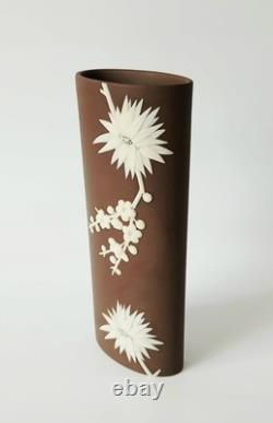 Vase brun en jasperware Wedgwood à fleurs de prunier