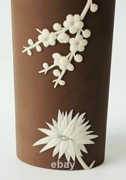 Vase brun en jasperware Wedgwood à fleurs de prunier