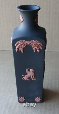 Vase carré en jaspe noir et terre cuite égyptien de Wedgwood