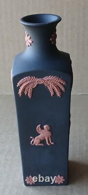 Vase carré en jaspe noir et terre cuite égyptien de Wedgwood
