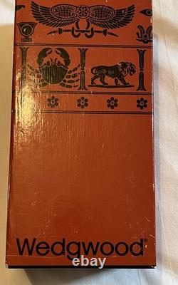 Vase carré en jasperware égyptien Wedgwood noir et terre cuite avec boîte d'origine