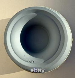 Vase central sur piédestal en jasperware Wedgwood bleu pâle vintage impérial Angleterre