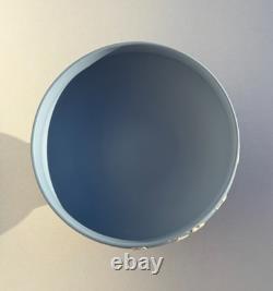 Vase central sur piédestal en jasperware Wedgwood bleu pâle vintage impérial Angleterre