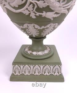 Vase couvert en porcelaine Jasper de Wedgwood avec finial de putti c. 1972 Rare