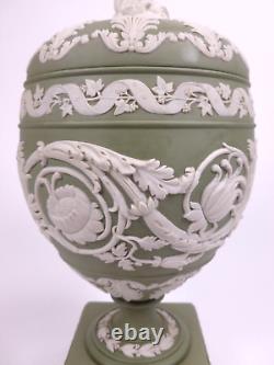 Vase couvert en porcelaine Jasper de Wedgwood avec finial de putti c. 1972 Rare