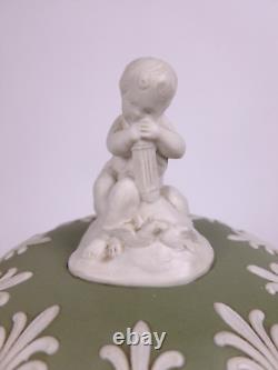 Vase couvert en porcelaine Jasper de Wedgwood avec finial de putti c. 1972 Rare