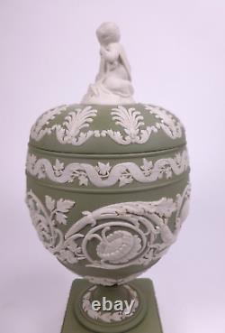 Vase couvert en porcelaine Jasper de Wedgwood avec finial de putti c. 1972 Rare