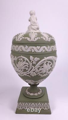 Vase couvert en porcelaine Jasper de Wedgwood avec finial de putti c. 1972 Rare