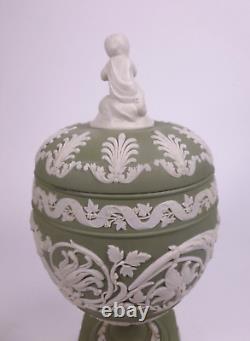 Vase couvert en porcelaine Jasper de Wedgwood avec finial de putti c. 1972 Rare