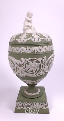 Vase couvert en porcelaine Jasper de Wedgwood avec finial de putti c. 1972 Rare