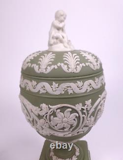 Vase couvert en porcelaine Jasper de Wedgwood avec finial de putti c. 1972 Rare