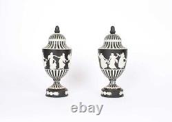 Vase couvert en porcelaine Jasper de Wedgwood avec finial de putti c. 1972 Rare