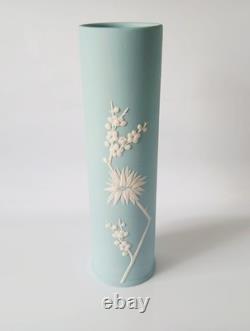 Vase cylindrique Wedgwood en jaspe turquoise à fleurs de prunier jasperware