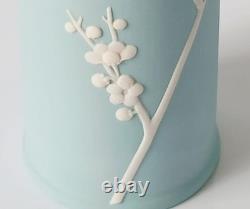 Vase cylindrique Wedgwood en jaspe turquoise à fleurs de prunier jasperware