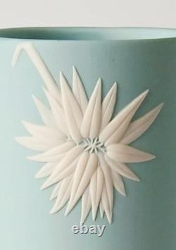 Vase cylindrique Wedgwood en jaspe turquoise à fleurs de prunier jasperware