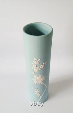 Vase cylindrique en jaspe turquoise Wedgwood à fleurs de prunus