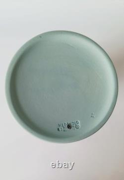 Vase cylindrique en jaspe turquoise Wedgwood à fleurs de prunus