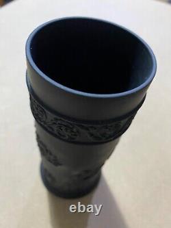 Vase d'épanchement en basalte noir de Wedgwood Jasperware de l'époque victorienne des années 1900, de 5 1/2 pouces.