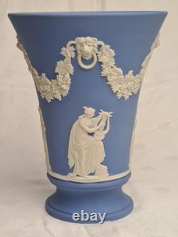 Vase en Jasperware bleu Wedgwood figures classiques