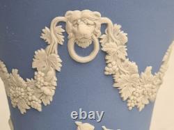 Vase en Jasperware bleu Wedgwood figures classiques