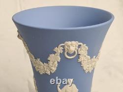 Vase en Jasperware bleu Wedgwood figures classiques