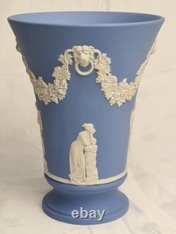 Vase en Jasperware bleu Wedgwood figures classiques