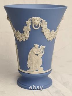 Vase en Jasperware bleu Wedgwood figures classiques
