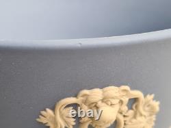 Vase en Jasperware bleu Wedgwood figures classiques