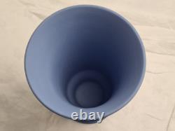 Vase en Jasperware bleu Wedgwood figures classiques