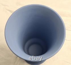 Vase en Jasperware bleu Wedgwood figures classiques