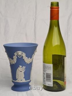 Vase en Jasperware bleu Wedgwood figures classiques