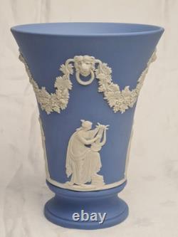 Vase en Jasperware bleu Wedgwood figures classiques