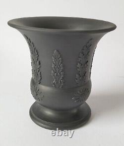 Vase en basalte noir Wedgwood Jonc et Fleurs