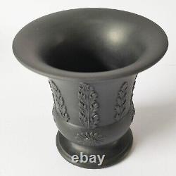 Vase en basalte noir Wedgwood Roseau et Fleurs