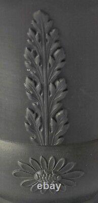 Vase en basalte noir Wedgwood Roseau et Fleurs