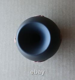 Vase en bouteille égyptien en jasperware noir et terracotta Wedgwood