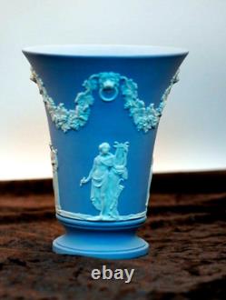 Vase en faïence bleue Wedgwood de style vintage