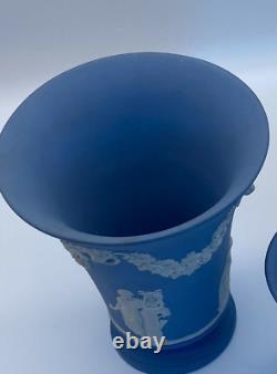 Vase en faïence bleue Wedgwood de style vintage