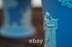 Vase en faïence bleue Wedgwood de style vintage