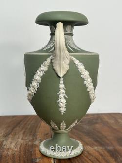 Vase en forme de bouclier en jaspe vert Wedgwood avec relief classique 24 cm